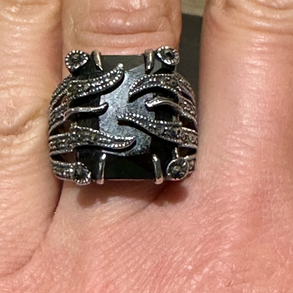 Sterling silver and marcasite ring with onyx stone. Approximate size 6.5-7 - Picture 2 of 8